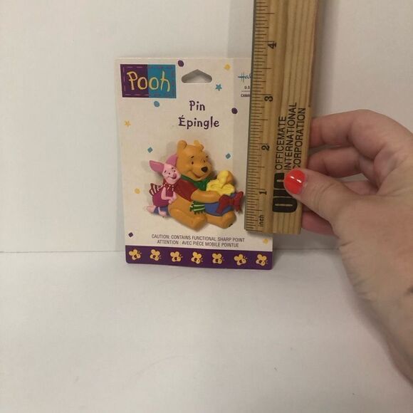 HALLMARK Disney Christmas Pin WINNIE THE POOH & PIGLET w/ HONEY POT Lapel pin - Picture 5 of 6